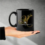 taza negra +incial y nombre