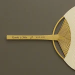 Abanico paypay beige varilla personalizada de cerca| Diseño Bouquet