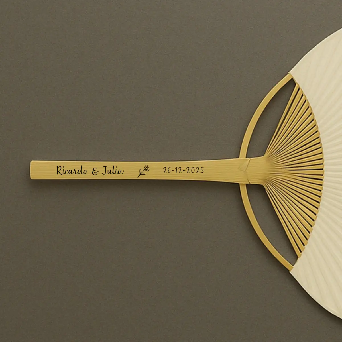 Abanico paypay beige varilla personalizada de cerca| Diseño Bouquet