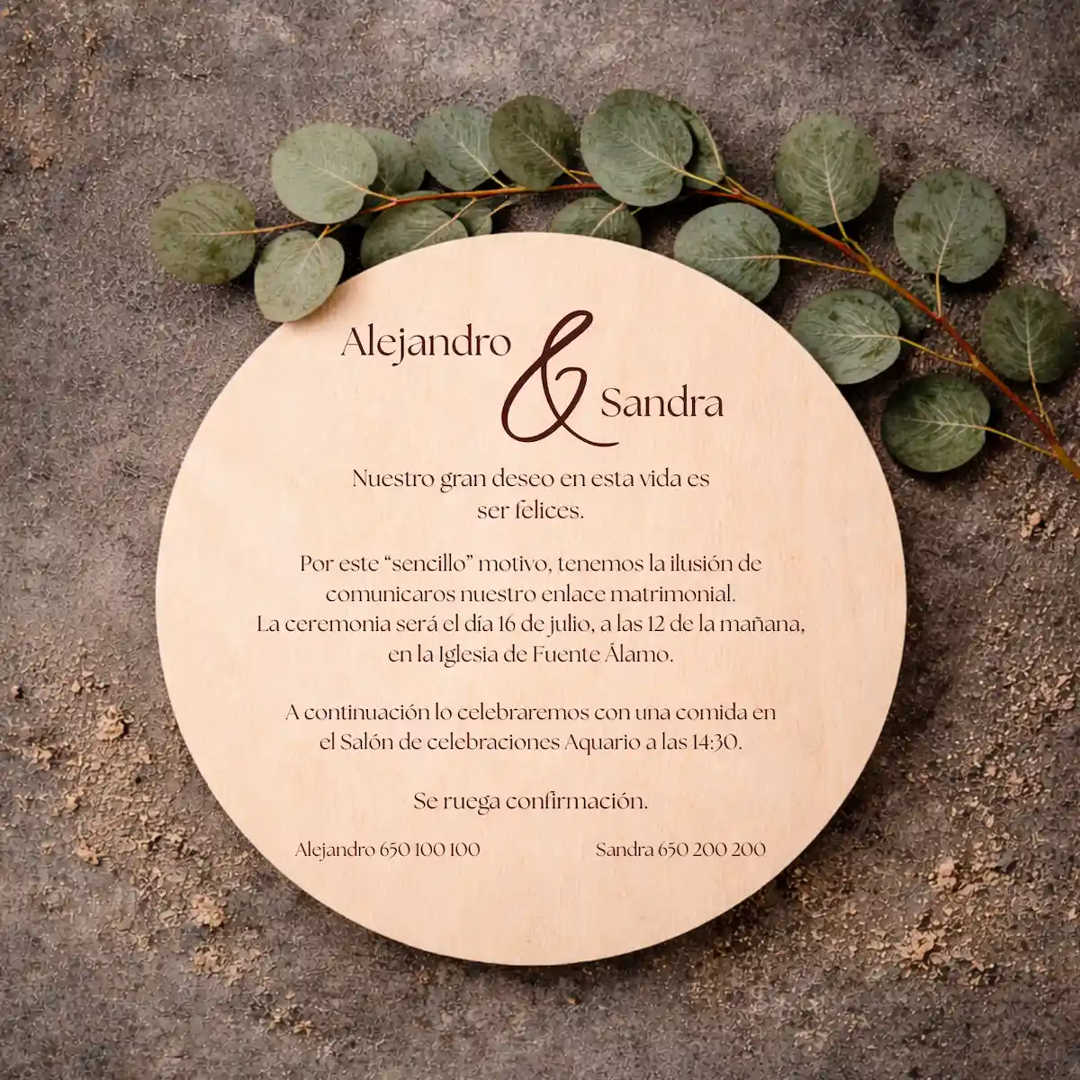 Invitación madera redonda boda minimalista