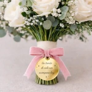 Medalla metacrilato dorada 45mm boda cielo con cinta rosa