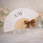 Abanico blanco y madera personalizado para boda, diseño Iniciales con lazo marron