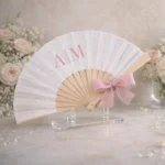 Abanico blanco y madera personalizado para boda, diseño Iniciales con lazo rosa