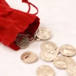 Arras doradas con bolsa roja para boda – foto 4