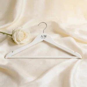 Percha madera blanca boda iniciales