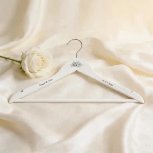 Percha madera blanca boda floral 3