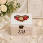 Caja madera con corazones personalizada para boda con iniciales