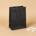 Bolsa papel plastificado negro 16x23cm de comunión
