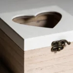 Caja madera con corazones personalizada para boda – foto 3
