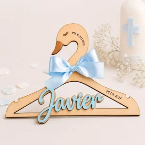 Percha bebé cisne con nombre azul bautizo diseño clásico