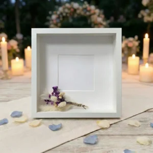 Marco cuadrado flores y dedicatoria lila boda