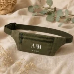 Riñonera verde tres bolsillos personalizada para boda con iniciales