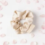 Coletero scrunchie beige para boda