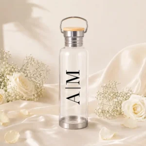 Botella transparente tapa bambú boda iniciales
