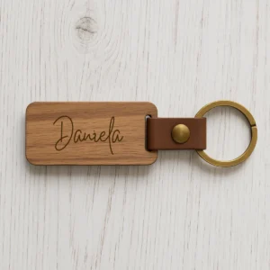 Llavero madera oscura rectangular personalizado de bautizo con nombres