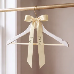 Percha madera blanca boda basic amarillo