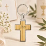 Llavero cruz bambú con borde metálico personalizado de comunión, diseño Stoic