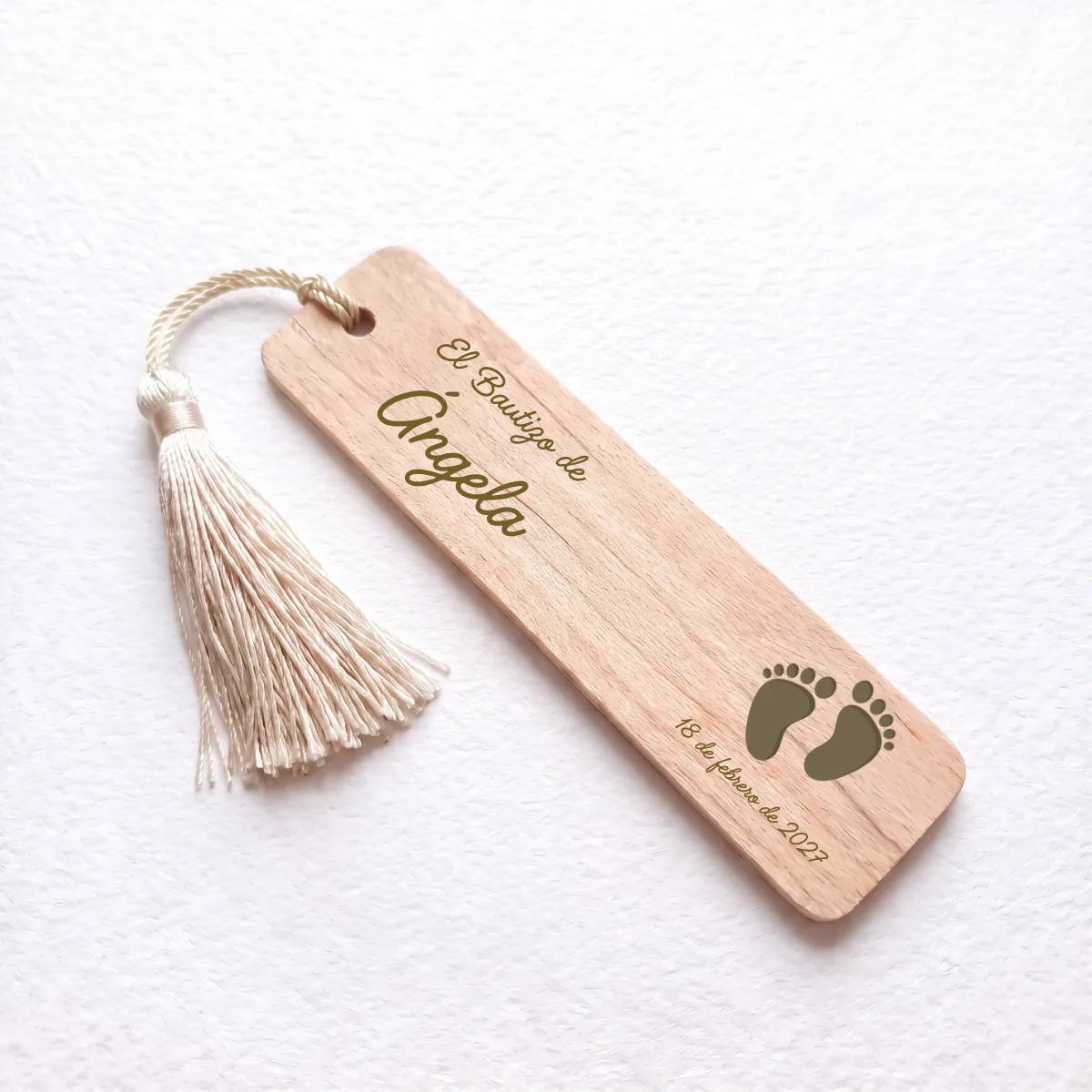 Marcapáginas madera grabado bautizo huellas niña