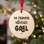 Adorno de madera «Mi primera Navidad» con el nombre del bebé