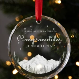 Bola de Navidad de metacrilato «Comprometidos» con montañas nevadas