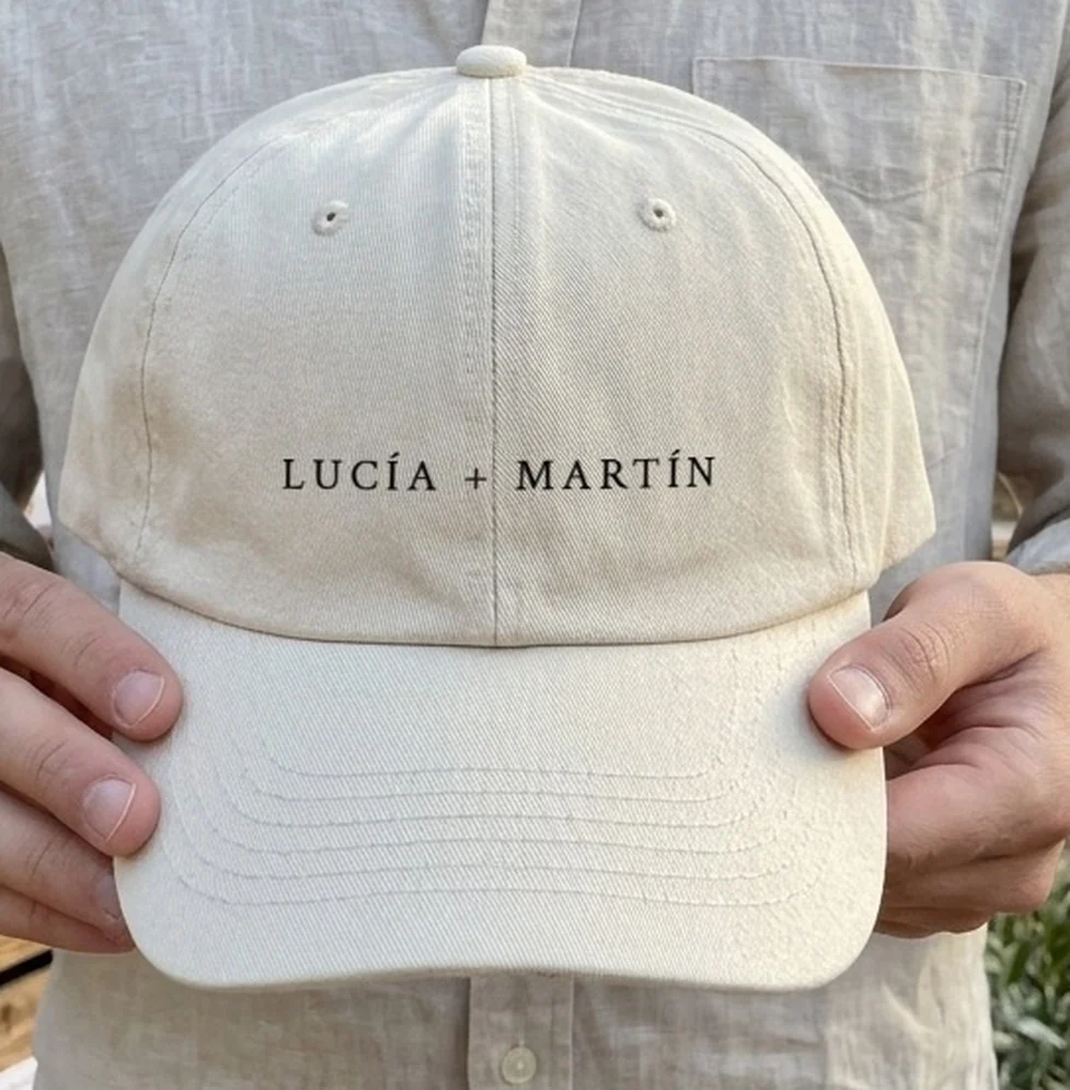 Detalle de la gorra de boda festival con los nombres de los novios en una línea