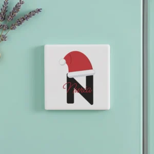 Imán de Navidad con inicial, gorro de Papá Noel y nombre